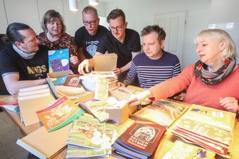 Persönliche Treffen stärken das Gemeinschaftsgefühl: Mike und Jeannette Bauroth (Second Chances Verlag), Tristan Rosenkranz (Edition Outbird), Jens Korch (Edition Wannenbuch, v. l.) sowie Barbara Miklaw (Mirabilis Verlag, r.) tüten in der Küche des Pleißaer Verlegers Christian Wobst (Edition Claus, 2. v. r.) Werbematerial zum gemeinsamen Versand ein.