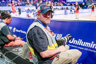 Ein Chemnitzer Fotograf bei der Basketball-WM in Japan: Raketenalarm, Hitze und Superstars - Alexander Trienitz aus Chemnitz arbeitet seit mehr als 15 Jahren als selbstständiger Sportfotograf. Noch bis Sonntag ist er bei der Basketball-WM in Japan dabei, an diesem Freitag wird er auch das Spiel der deutschen Nationalmannschaft in der Zwischenrunde dokumentieren.