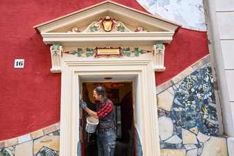 Ein Chemnitzer Haus fällt auf: War Hundertwasser in Schloßchemnitz? - Michael Spiegler macht alle Arbeiten an seinem Haus selbst.