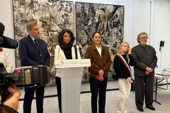 Ein Chemnitzer Künstler in Paris: „Diese Ausstellung ist ein Traum“ - Florence Thurmes (Mitte) bei der Eröffnung der Michael-Morgner-Ausstellung in Paris.