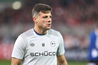 Ein Chemnitzer mittendrin im Abstiegskrimi der 2. Bundesliga: Warum Steffen Süßner auch zwei Konkurrenten die Daumen drückt - Seit Sommer 2023 ist Steffen Süßner Torwarttrainer bei Arminia Bielefeld. Im vergangenen Jahr stieg er mit seinem Verein in die 2. Bundesliga auf.