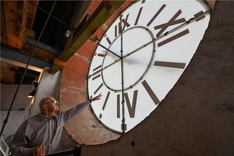 Ein Chemnitzer und die Turmuhr der Markuskirche: Eine 80-jährige Freundschaft - "Es gibt im Leben eines Menschen nichts Schöneres, als mitsingen zu dürfen", findet Eberhard Ullmann, ehrenamtlicher Wartungstechniker der St.-Markus-Turmuhr. Eberhard Ullmann hat nicht nur eine hohe Singstimme, er hat auch einen Arbeitsplatz hoch über der Stadt. Zumindest ein paar Mal im Monat, denn der pensionierte Elektriker kümmert sich ehrenamtlich um die Uhr des Gotteshauses auf dem Sonnenberg .