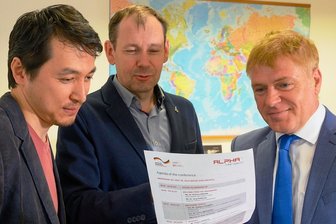 Ein Chemnitzer verhilft Firmen zu Milliarden-Aufträgen - Die ganze Welt der Normen im Blick: Der Kasache Nurlan Kadyrkulov (v. l.), der Litauer Aivaras Kandratavicius und Alpha-Consulting-Chef Thomas Krause sind Spezialisten für die Standards in Osteuropa und Mittelasien.