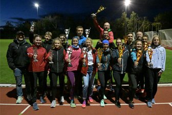 „Ein cooles Gefühl“: Was die Sieger und Platzierten der Zwickauer Stundenlaufserie sagen - Die gute Stimmung bei den Altersklassensiegern und -platzierten war am Freitagabend im Sportforum Eckersbach nicht zu übersehen.