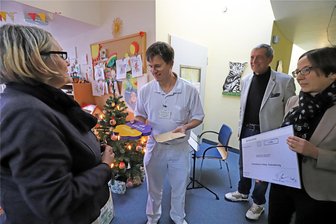 Ein Dankeschön an die Ärzte auf der Kinderstation in Freiberg: Freimaurer und TU-Bibliothek übergeben Geschenke - Susanne Kandler, Friedrich Meyer (v.r.) und Angela Kugler-Kießling übergeben Ulrich Zügge Süßigkeiten für die Kinder.