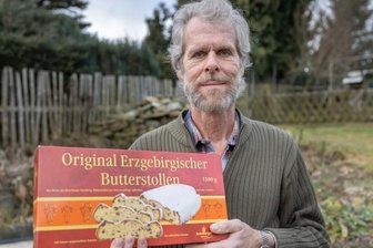 Ein Dankeschön für einen unermüdlichen Helfer - Der Crottendorfer Thomas Wend hilft Christine Lang (85) im Alltag. Dafür bekam er nun einen Dankesstollen. 