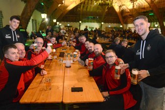 Ein Dankeschön für Helfer und Helden des Alltags: Sportler des FC Erzgebirge Aue und der Chemnitzer Niners bewirten im Vogtland Ehrenamtler - Maxim Burghardt (links) und Pascal Fallmann vom FC Erzgebirge Aue brachten Bier an die Tische der Ehrenamtlichen - hier Kameraden der Feuerwehr Wernesgrün.
