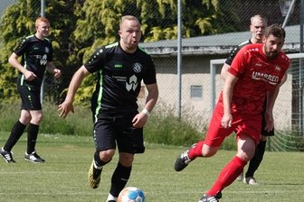 Ein David allein unter drei Goliaths - Werdaus Johannes Gemeinhardt (am Ball) öffnete dem FC Sachsen 90 mit seinem Siegtreffer in Friedrichsgrün die Tür zum Halbfinale. 