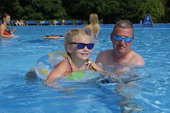 Ein Decker kommt selten allein: Fünf Generationen engagieren sich für das Mülsener Bad - Die Deckers gehören zum Mülsener Bad wie frisches Wasser in die Wanne. Schwimmmeister Thomas Decker mit Tochter Irena.