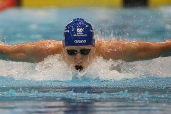 Ein Delfin plant den Landgang - 100 Meter Delfin - auch Schmetterling genannt - sind Paulus Schöns Paradestrecke. Bei den Deutschen Meisterschaften wurde der 1,96-Meter-Hüne Sechster.