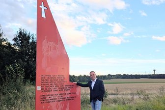 „Ein Denkmal am falschen Platz“: Trauriges Schicksal eines Kunstwerks an der Bahnstrecke zwischen Chemnitz und Leipzig - Stadt- und Kreisrat Dirk Guhl (parteilos, SPD) vor dem Roten Denkmal in Burgstädt-Herrenhaide.
