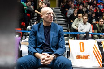 Ein Denkmal bekommt mehr und mehr Risse: Fans der Niners Chemnitz mit deutlicher Kritik an Cheftrainer Rodrigo Pastore - Die Kritik der Fans an ihm wird immer lauter: Niners-Cheftrainer Rodrigo Pastore.