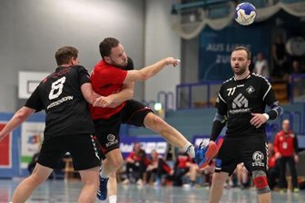 Ein Derby der Unzufriedenen - Michael Christoph (rotes Trikot) und die HSG Sachsenring mussten zuletzt gegen Weißenborn eine knappe Niederlage quittieren. 