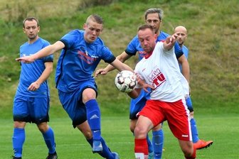 "Ein Derby ist nie entspannt" - Dominik Krebs (l., hier gegen Mittweidas Falko Knepper) und der Hainichener FV wollen Barkas Frankenberg im Derby ärgern.
