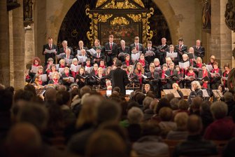 Ein Dom wird Gottes Haus - Domchor, das Ensemble Freiberger Dom-Musik, das Johann-Rosenmüller-Ensemble sowie mehrere Solisten haben mit dem Festkonzert "500 Jahre Reformation" am Samstag eine Weltpremiere abgeliefert, die viele der 250 Zuhörer in die tiefsten Regionen der Seele traf.