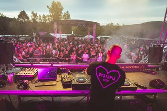 Ein Dorf bebt: Techno-Festival im Erzgebirge feiert den eigenen Namensgeber - Das „Rave am Anton“ steigt in diesem Jahr mit zwei überregionalen Szenegrößen.