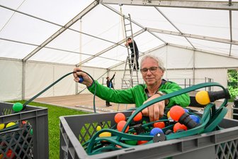 Ein Dorf feiert 650. Geburtstag: Wie sich drei Pleißaer vorbereiten - Heimatvereinsvorsitzender Michael Nessmann bei den letzten Vorbereitungen für die Jubiläumsfeier in Pleißa.