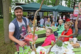 Ein Dorf frühstückt gemeinsam im Park - Familie Drese erhielt einen Präsentkorb, gesponsort von der dm-Drogerie in Fraureuth, für den am besten geschmückten Frühstückstisch.