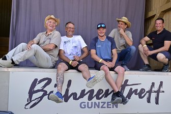 Ein Dorf im Vogtland braucht Pech, um glücklich zu sein - Andreas Engelbrecht-Eichstädt, Frank Schmidt, Lucas Meinel, Ingo Penzel und Bürgermeister Andy Anders weihen die Bühne ein.