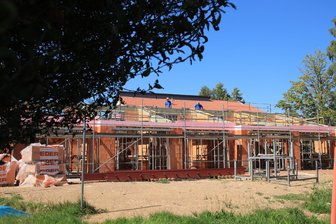 Ein Dorf im Vogtland gibt Gas: Kindergartenbau auf der Überholspur - Der Rohbau ist fertig, der Dachstuhl ist drauf, es kann Richtfest gefeiert werden.