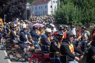 Ein Dorf in Feierlaune und Zweitakt-Fieber: So war das 28. SR 2-Treffen in Kürbitz im Jubiläumsjahr - Mopeds – so weit das Auge – reicht zum 28. SR 2-Treffen in Kürbitz.