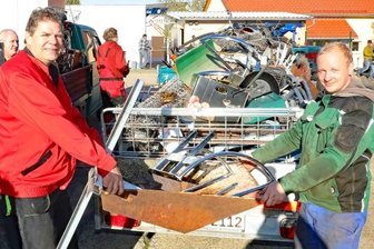 Ein Dorf räumt gemeinsam auf - Roy Fröhlich (rechts) und Jörg Parthum laden an der Feuerwehr die letzten Schrottteile auf einen der drei Anhänger.