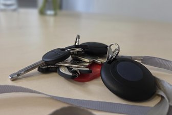 Ein Dorf schafft die Schlüssel ab: Wie Neukirchen seine Türschlösser an Schule, Rathaus und Co. neu denkt - Schlüssel oder Transponder? Neukirchen rüstet um.