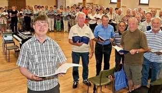 Ein Dorf singt immer noch mit Spaß - Chorleiter Michael Pauser (links) probte am Freitagabend und Samstag früh mit rund 70 Sängern seines Projektchores in der Stöckener Turnhalle. Es war das letzte gemeinsame Üben vor der Sommerpause.