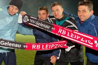 Ein Dorf steht Kopf - Eine letzte Trainingseinheit auf Rasen, aber abends unter Flutlicht: Die Amateurspieler des BSV Gelenau sind voller Erwartung auf das heutige Pokal-Achtelfinale gegen die Profis von RB Leipzig. Dazu macht sich das halbe Dorf auf den Weg. Ronny Opitz, Marco Schaarschmidt, David Kutzke und Daniel Künzel (von links) wollen mit all ihren Kräften versuchen, die fünf Klassen höher spielenden Favoriten zu ärgern. Doch für ihr Heimspiel müssen sie nach Grimma reisen.