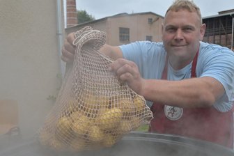 Ein Dorf widmet der Pellkartoffel eine eigene Fete - 