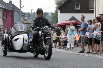 Ein Dorf wird zum Oldtimer-Mekka - 2018 nahmen mehr als 120 Starter den 13. Bockauer Bergpreis mit Gleichmäßigkeitsrennen, Ausfahrt und Rundkurs unter die Räder ihrer schmucken Oldtimer. Lokalmatador Lothar Krauß war auf einer Simson-Awo 425 Sport von 1957 unterwegs. 