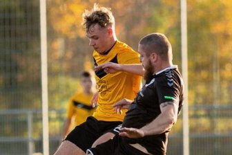 "Ein dreckiger Sieg" - Ein packendes Duell lieferten sich der BSC Freiberg II, hier mit Torschütze Kevin Seifert (l.), und die Claußnitzer um Robin Weber (r.).