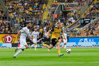 Ein Dresdner Junge will sich bei Dynamo durchbeißen - Tony Menzel (re.) im Spiel gegen Cottbus auf dem Weg zum Ausgleich.