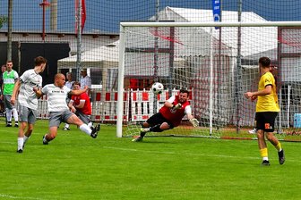 Ein dritter Aufsteiger in die Fußball-Vogtlandklasse wird gesucht - Netzschkaus Keeper Paul Louis Nitschke (Mitte) zeigte im Freundschaftsspiel gegen den VfB Auerbach tolle Paraden. Hält er seinem Team auch gegen Theuma den Rücken frei?
