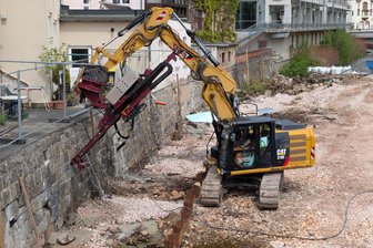 Ein Dübel im XXL-Format: Wie der Hochwasserschutz an der Mulde in Aue verbessert wird - Wie große Dübel werden in die vorhandene Ufermauer der Mulde in Aue vier Meter lange Anker getrieben.