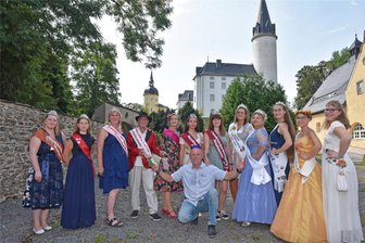 Ein echter Hingucker: Königliche Hoheiten thronen auf dem Schwartenberg - 13. Treffen von Königinnen und Prinzessinnen in Neuhausen. Zeremonienmeister Uwe Löschner, Chef der Nussknacker-Sammlung, mit den Damen und einem Herr auf Schloss Purschenstein.