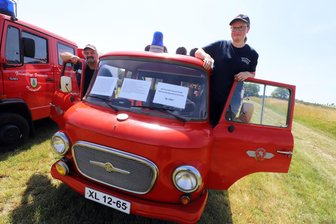 Ein echter Schatz in Rot: Wie ein kleiner Barkas beim Jubiläum der Feuerwehr Hohentanne allen die Schau stiehlt - Vater-Tochter-Projekt: Sabrina und Uwe Ranft machten den alten Barkas der Feuerwehr Hohentanne wieder flott.