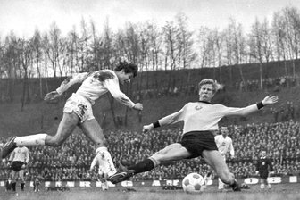 Ein ehemaliger Zwickauer Torjäger wird 80: Der Mann mit dem Goldfüßchen - Zwickaus Torjäger Hartmut Rentzsch (links) zieht ab, die Grätsche von Klaus Sammer kommt zu spät. Die BSG Sachsenring verlor das Oberliga-Heimspiel gegen Dynamo am 5. Dezember 1970 mit 1:2. Rentzsch blieb an diesem Tag ohne Treffer.