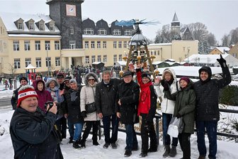 „Ein einmaliges Erlebnis“: So erlebten hessische Feuerwehrmänner das erste Adventswochenende in Neukirchen und Chemnitz - 16 Kameraden der hessischen Feuerwehr aus Diemelsee-Adorf erlebten das erste Adventswochenende in Adorf. Eine Weihnachtstradition wie die erzgebirgische war für die meisten von ihnen eine neue Erfahrung. Mit Glühwein genossen sie unter anderem das Pyramidenfest in Adorf.