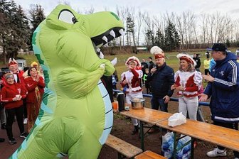 Ein Eisberg auf dem Sandberg: Titanic zum Untergang gebracht - T-Rex freut sich über einen Gratis-Happen: Bei der Auszeichnung der schönsten Kostüme schnappte sich André Weck eine der drei Lachsforellen.