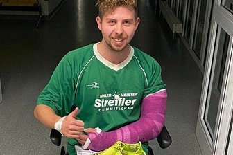 Ein Eispirat verletzt sich beim Fußball - Eispiraten-Sprecher Aaron Frieß verlässt das Krankenhaus mit einem Gipsverband. 