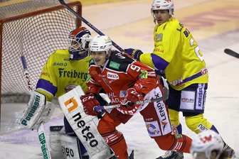 Ein Eispiraten-Stürmer, den Fans einfach lieben - Eispiraten-Stürmer Filip Reisnecker geht trotz eines gebrochenen Nasenbeins keinem Zweikampf aus dem Weg. 