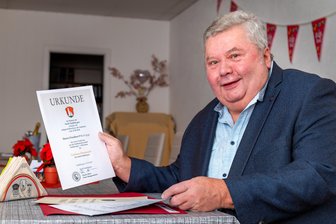 „Ein emotionaler Abschied“: Olbernhauer Partnerschaftsverein löst sich auf - Friedbert Philipp mit Urkunde: Er erhielt 2016 die „Goldene Ehrennadel“ der Partnerstadt Stadtbergen.