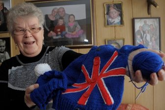 Ein England-Jäckchen für Kates Baby - Stricken ist ihre Welt. Renate Heidenreich aus Reichenbach hatte in der "Freien Presse" von einem Strick-Wettbewerb in Gotha gelesen, dessen Sieger zur Erstausstattung des Nachwuchses von Prinz William und dessen Frau Kate beitragen darf. Mütze und Jäckchen gehen jetzt nach Gotha.