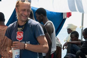 Ein Erzgebirger als Seenotretter - Schnappschuss auf hoher See: Richard Brenner bei der Versorgung Geretteter.