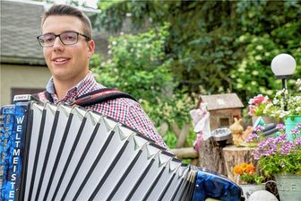 Ein Erzgebirger auf erzgebirgischer Mission - Nico Lahl ist als Hobbymusiker Dr Harmorschdorfer Gung. Das Foto entstand im heimischen Garten in Hermannsdorf.