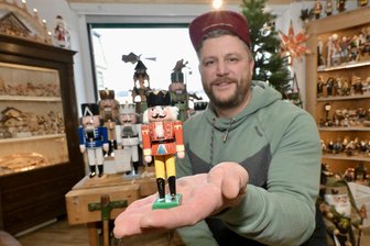 Ein Erzgebirger im All: Nussknacker „Wilhelm“ zu Gast in Zwönitz - Markus Füchtner brachte den Welten- und Weltraumbummler „Wilhelm“ nach Zwönitz.