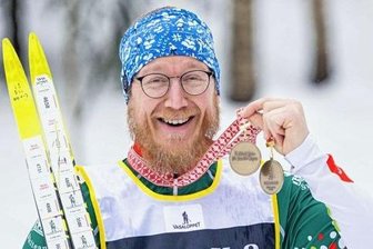 Ein Erzgebirger mit einem Herz für Schweden - Glücklich mit Finisher-Medaillen: Sven Kaltofen ist fasziniert vom Wasalauf.