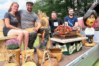 Ein Erzgebirger und der kettensägengeschnitzte Jogi Löw - Von Pistenbully über Blumenschuhe bis hin zu Ex-Bundestrainer Joachim "Jogi" Löw: Im Kettensägenschnitzen ist fast alles möglich. Matthias Unger aus Sosa (3. v. l.) betreibt dieses Hobby am liebsten mit Gleichgesinnten wie Lydia Hornig, Mathias Kämpfer und Nils Golla (v. l.).