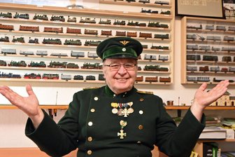 Ein Erzgebirger und seine Leidenschaft für alte Dampfloks aus Chemnitz - Claus Schlegel als Stationsvorsteher seines Bahnhofs samt Fahrzeugflotte der Königlich-Sächsischen Eisenbahnen.